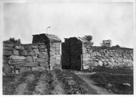 Portarna till befästningen Fredriksskans cirka 1940. Foto Carl Larsson. Länsmuseet Gävleborg