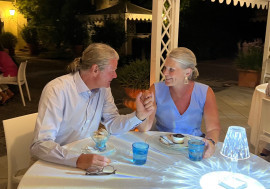 Ulf och Eva Louise Ström har bakat pepparkaksslott till förmån för Musikhjälpen och Världens Barn.