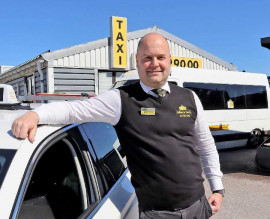 Fredric Mellberg, platschef på Gävle Taxi. efterlyser hårdare tag mot olaglig taxiverksamhet.