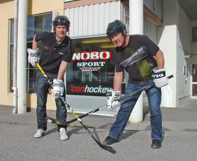 Erik Lindqvist och Anders Borg värmer upp inför Nobos Hockeymässa i sommar.