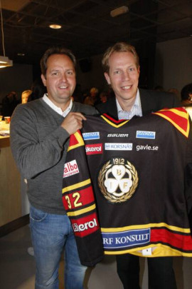 Sportchef Micke Sundlöv, Brynäs, visar Jonas Bergqvist fin klubbtröja