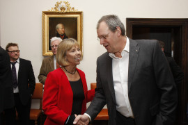 Landshövding Barbro Holmberg hälsar på Nils Landquist, näringslivschef på Hofors kommun (Foto Per-Erik Jäderberg)