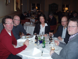 Hans Westlund, Magnus Olsson och Sara Wahlman, kvik, njuter av semla och kaffe tillsammans med Ulf Redlund, Koneo, och Torgny Lindkvist, Trycktrean (Foto Torbjörn Edlund)