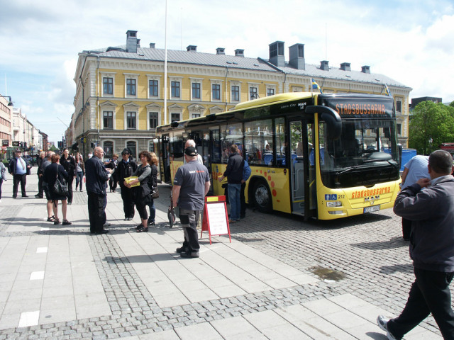 Stadsbussarna hade premiär den 13 juni och passade på att visa upp en av de nya bussarna på Rådhustorget. Foto Stefan Björkman