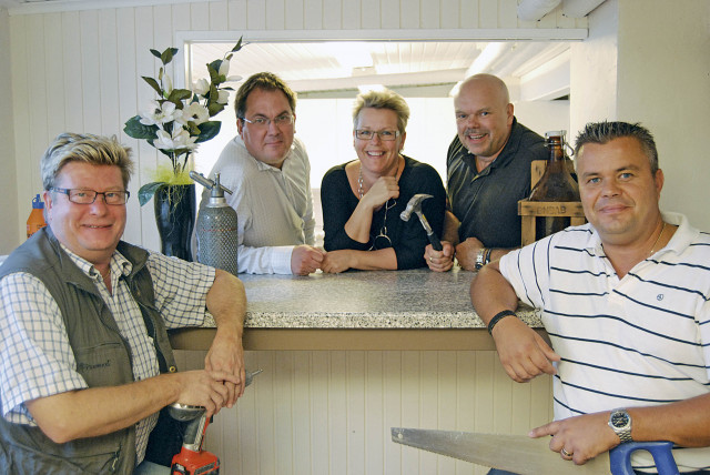 Ägarna till Templet rustar nu Källarvalvet. Fr.v P-E Jäderberg, Stefan Wennberg, Ingela Gustafson, Joe Formgren och Niklas Wiklund.