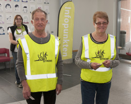 Kjell och Raine Östblom välkomnar sjukhusbesökare och erbjuder gratis blodtryckstagning. Foto: Per-Erik Jäderberg