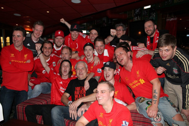 Liverpool Fan Club i Gävle lublar över segern tillsammans med Glenn Hysén. Foto: Mattias Lindberg