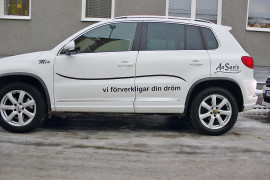 Mias bil med Ansan´s slogan på.